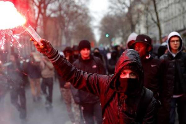 Во Франции масштабные протесты против реформ трудового законодательства закончились стычками с полицией
