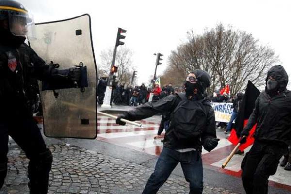 Во Франции масштабные протесты против реформ трудового законодательства закончились стычками с полицией