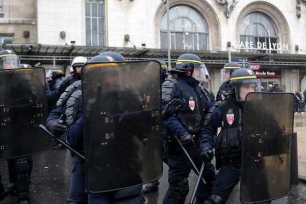 Во Франции масштабные протесты против реформ трудового законодательства закончились стычками с полицией