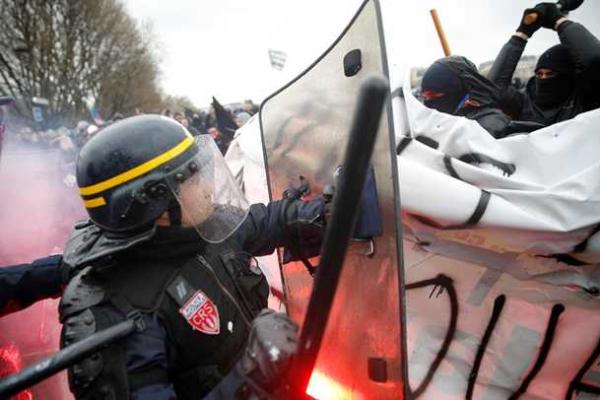Во Франции масштабные протесты против реформ трудового законодательства закончились стычками с полицией