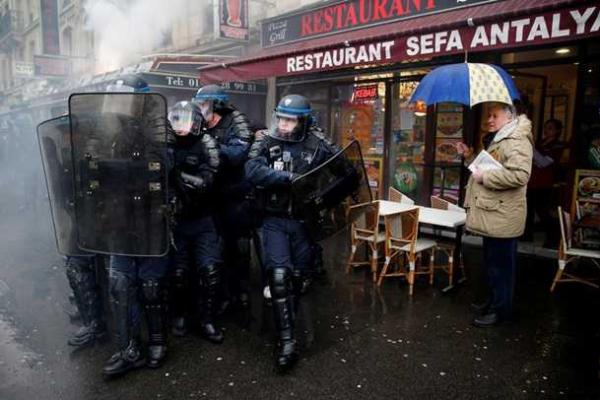 Во Франции масштабные протесты против реформ трудового законодательства закончились стычками с полицией