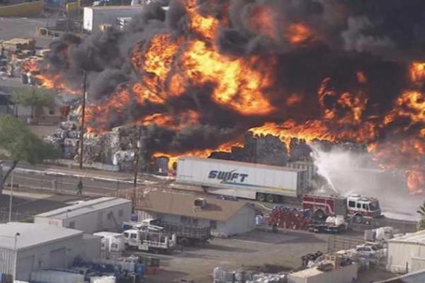 В американском Финиксе полыхает масштабный пожар на складах завода, занимающегося переработкой отходов В американском Финиксе полыхает масштабный пожар на складах завода, занимающегося переработкой отходов