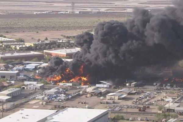 В американском Финиксе полыхает масштабный пожар на складах завода, занимающегося переработкой отходов В американском Финиксе полыхает масштабный пожар на складах завода, занимающегося переработкой отходов