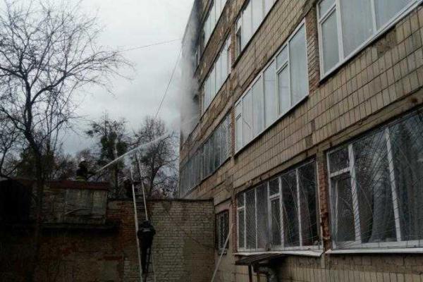 В Киеве произошел пожар в школе-интернате, есть пострадавшие В Киеве произошел пожар в школе-интернате, есть пострадавшие