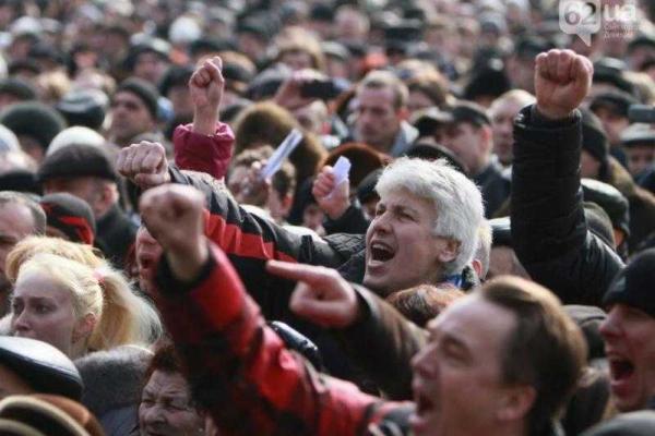 Начало "конца" в Донецке: два года назад митингующие впервые сорвали украинский флаг с ОГА Начало "конца" в Донецке: два года назад митингующие впервые сорвали украинский флаг с ОГА