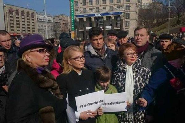В Киеве на Майдане разгневанная толпа "повесила Путина" В Киеве на Майдане разгневанная толпа "повесила Путина"