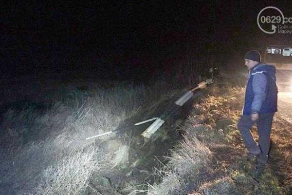 В Мариуполе автомобиль "Daewoo", пробив металлическое ограждение, слетел в кювет: водитель и пассажир живы