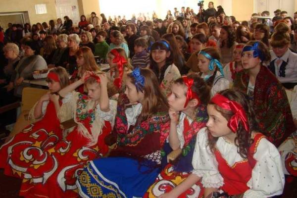 В Рубежном на Луганщине в одной из школ города Женский день отмечали русскими танцами и хороводом В Рубежном на Луганщине в одной из школ города Женский день отмечали русскими танцами и хороводом