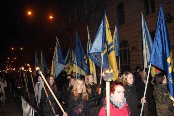 Во Львове активисты "Азова", УНА-УНСО и "Правого сектора" провели факельное шествие в день памяти Шухевича Во Львове активисты "Азова", УНА-УНСО и "Правого сектора" провели факельное шествие в день памяти Шухевича