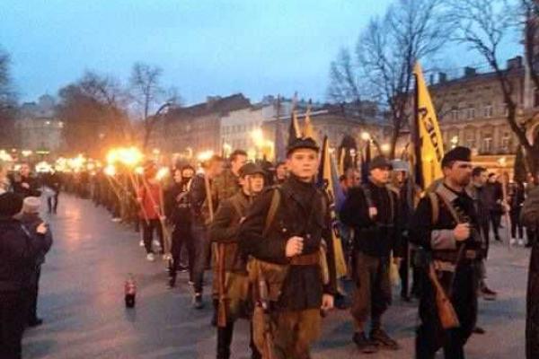 Во Львове активисты "Азова", УНА-УНСО и "Правого сектора" провели факельное шествие в день памяти Шухевича Во Львове активисты "Азова", УНА-УНСО и "Правого сектора" провели факельное шествие в день памяти Шухевича