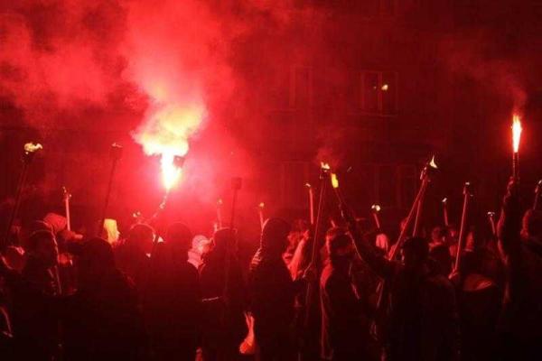Во Львове активисты "Азова", УНА-УНСО и "Правого сектора" провели факельное шествие в день памяти Шухевича Во Львове активисты "Азова", УНА-УНСО и "Правого сектора" провели факельное шествие в день памяти Шухевича