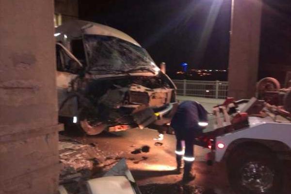 В Запорожье ночью маршрутка с пассажирами влетела в столб: более 20 человек травмировано В Запорожье ночью маршрутка с пассажирами влетела в столб: более 20 человек травмировано
