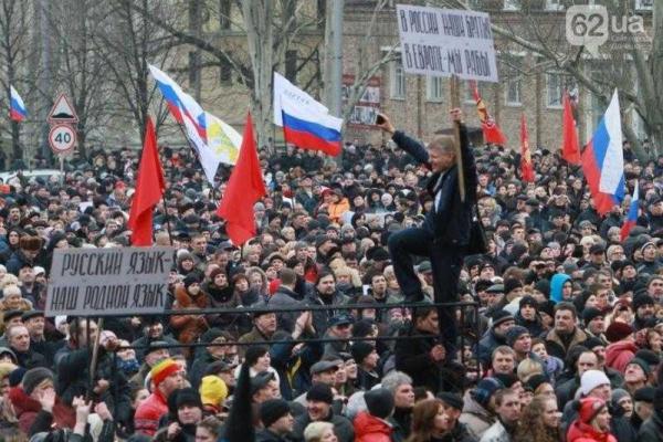 Начало "конца" в Донецке: два года назад митингующие впервые сорвали украинский флаг с ОГА Начало "конца" в Донецке: два года назад митингующие впервые сорвали украинский флаг с ОГА