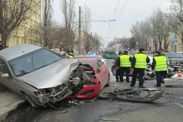 Масштабное ДТП в Одессе: 4 иномарки превратились в груду металла, есть пострадавшие Масштабное ДТП в Одессе: 4 иномарки превратились в груду металла, есть пострадавшие