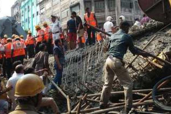 В Индии обрушилась эстакада, похоронив людей под обломками