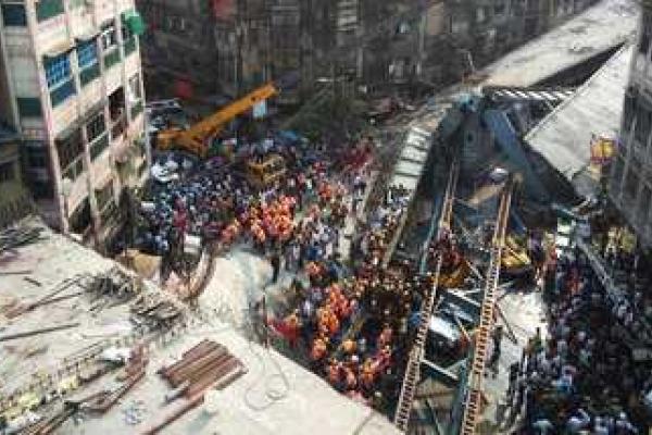 В Индии обрушилась эстакада, похоронив людей под обломками