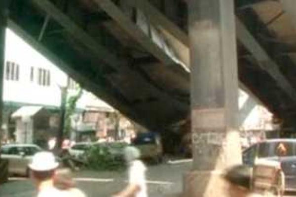 В Индии обрушилась эстакада, похоронив людей под обломками