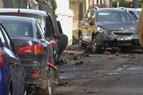 Два жителя Северной Ирландии решив развлечься, угнали пожарную машину, смяли 8 легковушек и врезались в дом