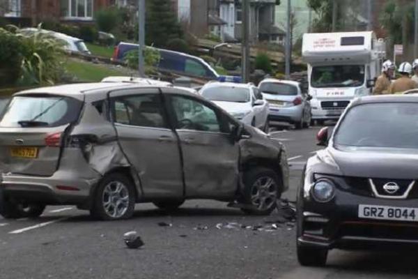 Два жителя Северной Ирландии решив развлечься, угнали пожарную машину, смяли 8 легковушек и врезались в дом