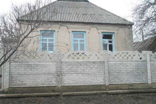 Боевики "ДНР" обстреляли мирные дома в Авдеевке Боевики "ДНР" обстреляли мирные дома в Авдеевке