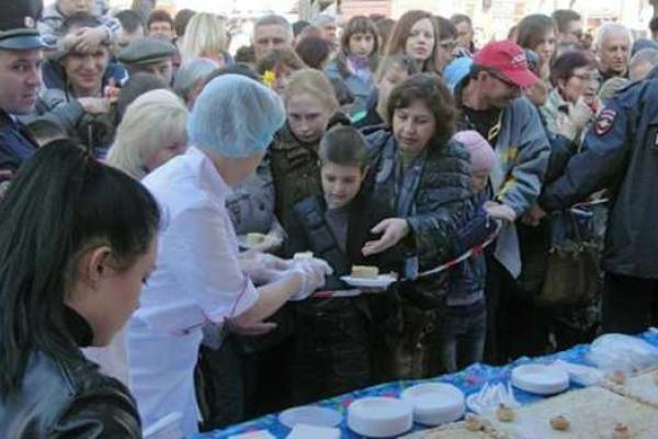 Масленица в Симферополе: блины и правопорядок охраняет вооруженная полиция с металлоискателями Масленица в Симферополе: блины и правопорядок охраняет вооруженная полиция с металлоискателями
