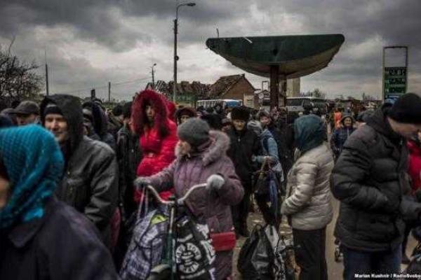 На КПВВ "Станица Луганская" собираются огромные очереди 