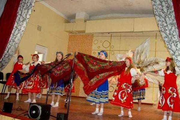 В Рубежном на Луганщине в одной из школ города Женский день отмечали русскими танцами и хороводом В Рубежном на Луганщине в одной из школ города Женский день отмечали русскими танцами и хороводом