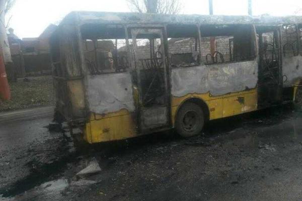 В Мариуполе за 5 минут на глазах у прохожих дотла сгорел маршрутный автобус В Мариуполе за 5 минут на глазах у прохожих дотла сгорел маршрутный автобус