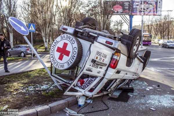 В центре Донецка в ДТП попал автомобиль Красного Креста: после столкновения джип перевернулся