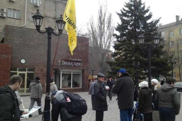 В центре Мариуполя активисты собирают подписи под требованием привлечь к ответственности Виктора Медведчука