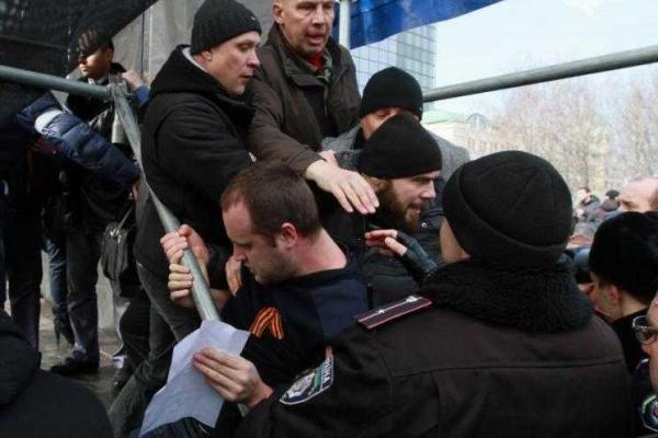 Начало "конца" в Донецке: два года назад митингующие впервые сорвали украинский флаг с ОГА Начало "конца" в Донецке: два года назад митингующие впервые сорвали украинский флаг с ОГА