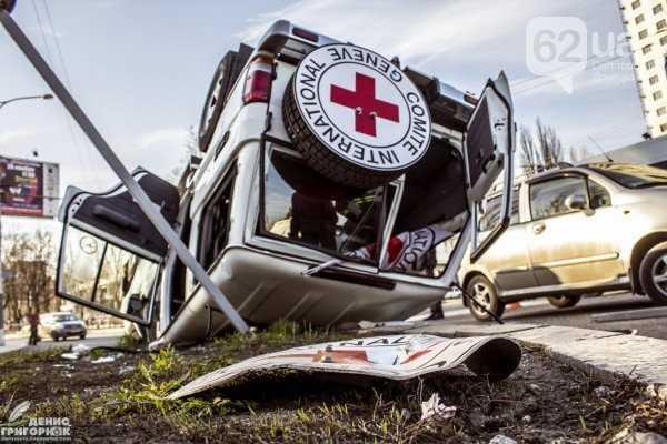 В центре Донецка в ДТП попал автомобиль Красного Креста: после столкновения джип перевернулся