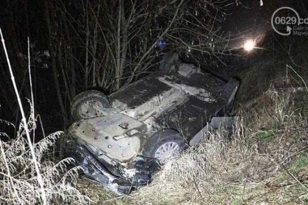 В Мариуполе автомобиль "Daewoo", пробив металлическое ограждение, слетел в кювет: водитель и пассажир живы