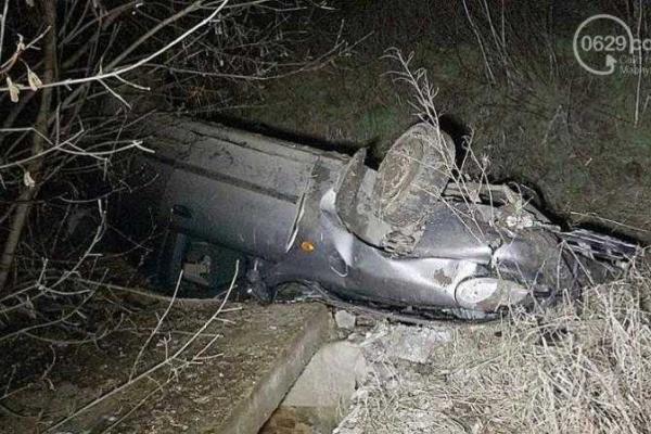 В Мариуполе автомобиль "Daewoo", пробив металлическое ограждение, слетел в кювет: водитель и пассажир живы