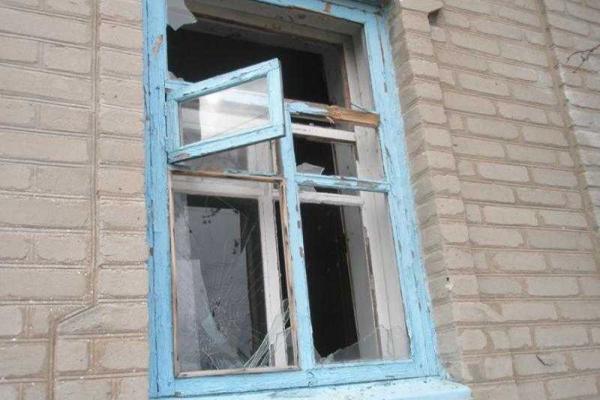 Боевики "ДНР" обстреляли мирные дома в Авдеевке Боевики "ДНР" обстреляли мирные дома в Авдеевке