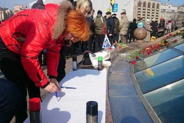 В Киеве на Майдане разгневанная толпа "повесила Путина" В Киеве на Майдане разгневанная толпа "повесила Путина"