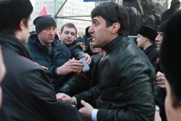 Начало "конца" в Донецке: два года назад митингующие впервые сорвали украинский флаг с ОГА Начало "конца" в Донецке: два года назад митингующие впервые сорвали украинский флаг с ОГА