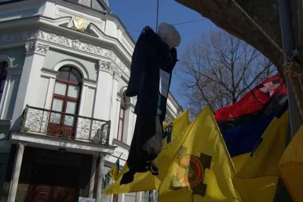 Митинг в Одессе: активисты грозят перекрыть въезды в город, готовят покрышки и ставят палатки у здания прокуратуры