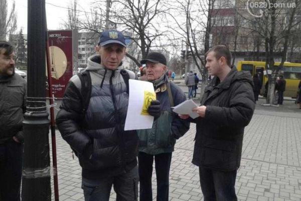 В центре Мариуполя активисты собирают подписи под требованием привлечь к ответственности Виктора Медведчука