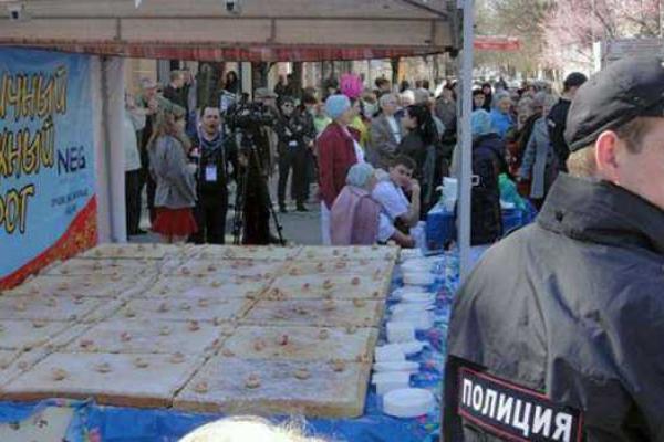 Масленица в Симферополе: блины и правопорядок охраняет вооруженная полиция с металлоискателями Масленица в Симферополе: блины и правопорядок охраняет вооруженная полиция с металлоискателями
