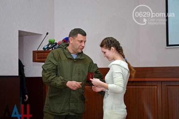 Захарченко официально получил первый экземпляр "паспорта ДНР" Захарченко официально получил первый экземпляр "паспорта ДНР"