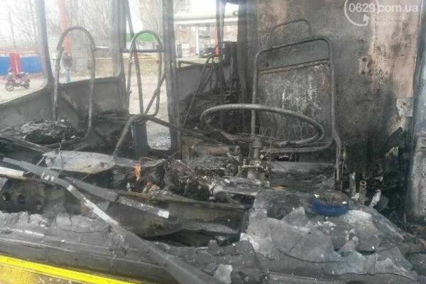 В Мариуполе за 5 минут на глазах у прохожих дотла сгорел маршрутный автобус В Мариуполе за 5 минут на глазах у прохожих дотла сгорел маршрутный автобус