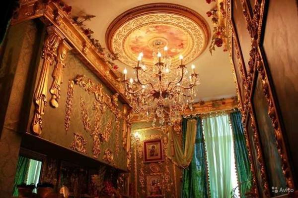 Кризис в действии: в центре Магадана на продажу выставили апартаменты с позолоченными стенами, потолками и унитазом