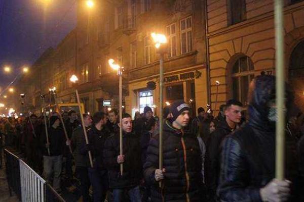 Во Львове активисты "Азова", УНА-УНСО и "Правого сектора" провели факельное шествие в день памяти Шухевича Во Львове активисты "Азова", УНА-УНСО и "Правого сектора" провели факельное шествие в день памяти Шухевича