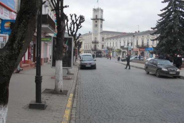 На Прикарпатье в центре Коломыи ночью неизвестные расстреляли легковой автомобиль На Прикарпатье в центре Коломыи ночью неизвестные расстреляли легковой автомобиль