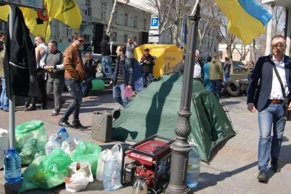 Митинг в Одессе: активисты грозят перекрыть въезды в город, готовят покрышки и ставят палатки у здания прокуратуры
