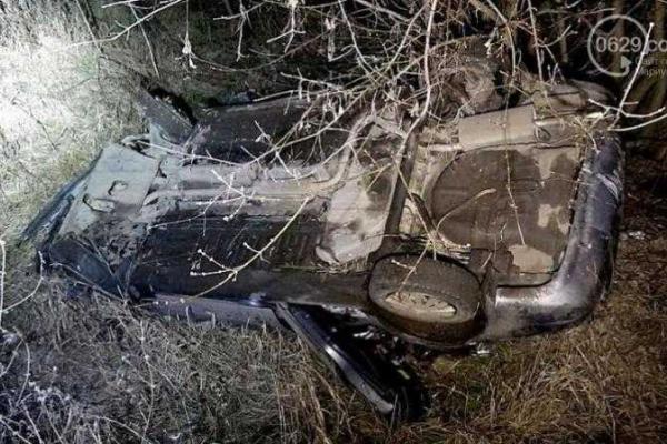 В Мариуполе автомобиль "Daewoo", пробив металлическое ограждение, слетел в кювет: водитель и пассажир живы
