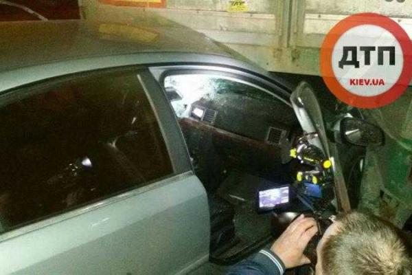 В Киеве легковушка влетела в грузовик: два человека пострадали В Киеве легковушка влетела в грузовик: два человека пострадали