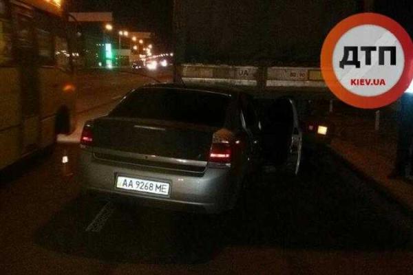 В Киеве легковушка влетела в грузовик: два человека пострадали В Киеве легковушка влетела в грузовик: два человека пострадали