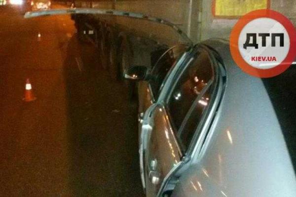 В Киеве легковушка влетела в грузовик: два человека пострадали В Киеве легковушка влетела в грузовик: два человека пострадали